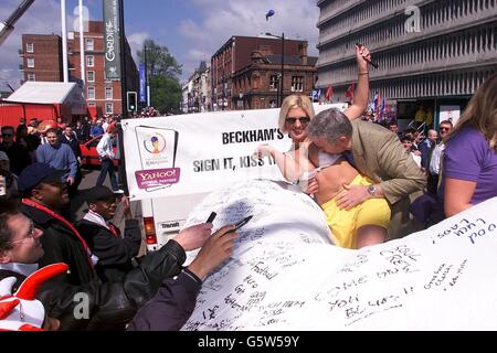 Les fans signent Yahoo Cast.Les fans signe le blason Yahoo à l'extérieur du Millennium Stadium, Cardiff, avant la finale de la coupe FA. Banque D'Images