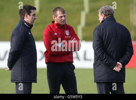 Gary Neville, entraîneur d'Angleterre (à gauche), et Stuart Pearce, directeur de l'U21 en Angleterre, discutent avec Roy Hodgson, directeur de l'Angleterre (à droite), lors de la séance d'entraînement à St George's Park, Burton Upon Trent. Banque D'Images