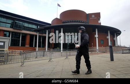 Un policier armé patrouille à l'extérieur de la cour de la Couronne de Preston pour le début de l'affaire Dale Cregan, il est jugé pour le meurtre de PC Nicola Hughes et Fiona Bone. Banque D'Images