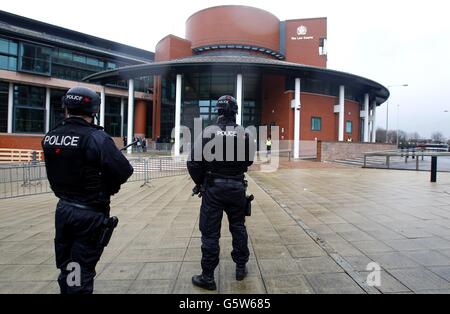 Des policiers armés patrouillent à l'extérieur de la Cour de la Couronne de Preston pour le début de l'affaire Dale Cregan, il est jugé pour le meurtre de PC Nicola Hughes et Fiona Bone. Banque D'Images