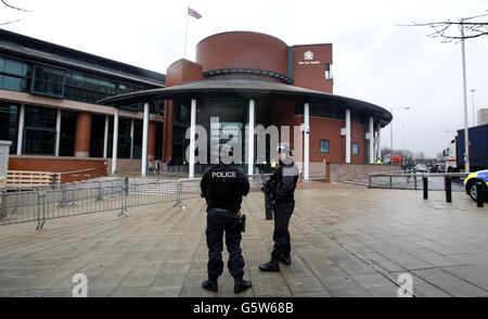 Des policiers armés patrouillent à l'extérieur de la Cour de la Couronne de Preston pour le début de l'affaire Dale Cregan, il est jugé pour le meurtre de PC Nicola Hughes et Fiona Bone. Banque D'Images