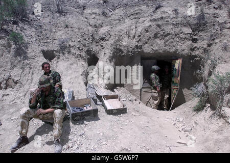 Les Royal Marines britanniques ont trouvé ce que leur commandant, le Brigadier Richard Lane, a décrit comme une grande cache d'armes lors de leur participation à l'opération Snipe. Les entrées des quatre grottes sont bloquées par des portes métalliques. *.... et ils sont environ six à sept pieds de large et de haut. Banque D'Images