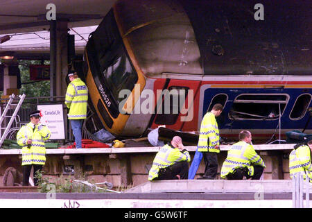 La scène de l'accident ferroviaire, Potters Bar, Hertfordshire. Une porte-parole de West Anglia Great Northern a déclaré qu'on pensait qu'environ 20 à 30 personnes se trouvaient dans la voiture qui a frappé le pont - 5 passagers ont été déclarés morts et plusieurs blessés. Banque D'Images