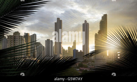 Vue panoramique sur les gratte-ciel de la ville de Panama, au moyen de silhouettes de feuilles de palmier et ajouté, de légers rayons de soleil. Banque D'Images