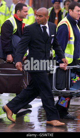 Trevor Sinclair, en Angleterre, à l'aéroport de Luton, se promenant à bord du Boeing 777 de British Airways qui les emmenera à Dubaï où ils effectueront leurs dernières préparations avant la coupe du monde. Sinclair n'est toujours pas sûr de sa place dans l'équipe finale pour la coupe du monde, qui dépend des blessures de Kieron Dyer et Steven Gerrard. Le capitaine David Beckham a donné un coup de pouce au Manager Sven Goran Eriksson en se déclarant une entrée à 95% pour le premier match de compétition de la partie en finale. Banque D'Images