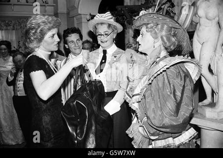 La princesse de galles reçoit un soutien de la pièce "l'importance d'être sincère" en forme de sac en cuir, des stars de comédie Dame Hilda Bracket (à droite) et du docteur Evadne Hinge (George Logan) au Whitehall Theatre de Londres. Banque D'Images