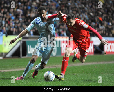 Soccer - Johnstone's Paint Trophy - Section Nord - finale - Coventry City v Crewe Alexandra - Ricoh Arena.Cyrus Christie de Coventry City (à gauche) et Gregor Robertson de Crewe Alexandra en action Banque D'Images