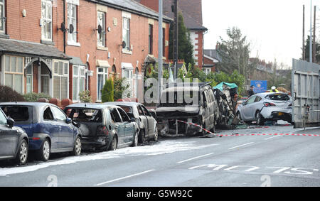 Les services d'urgence sur les lieux à Boothstown, Salford, dans le Grand Manchester, après qu'une voiture volée s'est écrasée dans une rangée de voitures garées sur Leigh Road, tuant le conducteur et son passager. Banque D'Images