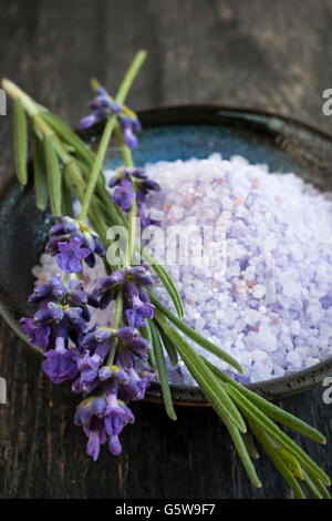 Sels de bain Lavande soins du corps à base de produit avec des fleurs fraîches close up Banque D'Images