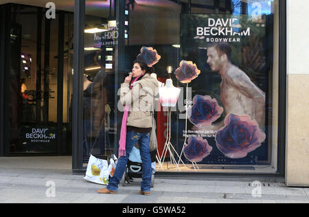 Une publicité télévisée David Beckham se joue dans la fenêtre d'une boutique H&M sur les champs-Elysées, à Paris, en face de la boutique PSG Club. Banque D'Images