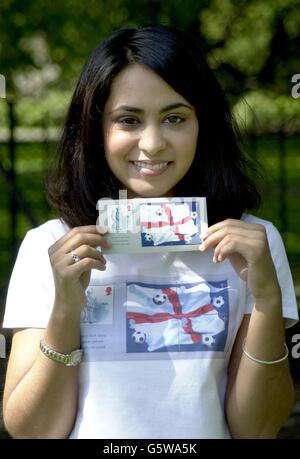 Parminder Nagra star du film britannique 'Bend it like Beckham' lors du lancement des timbres de la coupe du monde du Royal Mail sur Coram's Fields.Les timbres seront émis le 21 mai. Banque D'Images