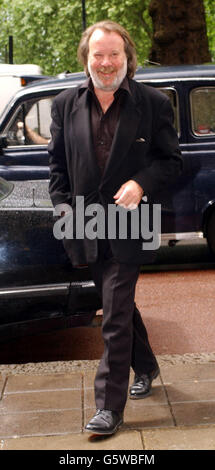 Benny Andersson d'Abba arrive pour les Ivor Novello Awards au Grosvenor House Hotel, Park Lane. Le 47e prix annuel de la musique récompense les auteurs-compositeurs et les compositeurs, et honore les meilleures chansons et les meilleurs scores de film de 2001. Banque D'Images