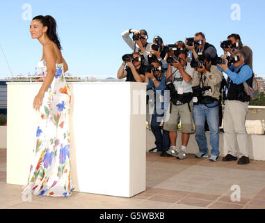 L'actrice Monica Bellucci pose pour les photographes pendant le photocall pour "irréversible" à la terrasse du Palis des Festival lors du 55e festival de Cannes. Banque D'Images