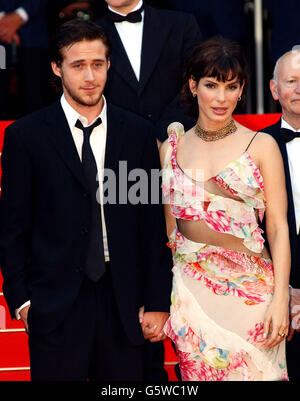 Ryan Gosling et Sandra Bullock arrivent à la première de 'Murder by Numbers' au Palais des Festival pendant le 55e Festival de Cannes. Banque D'Images