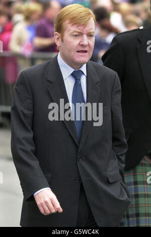 Le leader libéral démocrate et député local Charles Kennedy suit derrière le parti Royal alors que la reine Elizabeth II de Grande-Bretagne visite la place de Portree sur l'île de Skye en Écosse dans le cadre de la poursuite de la tournée du Jubilé d'or du Royaume-Uni. * plus tard, elle voyageait à Stornoway et Wick. Banque D'Images