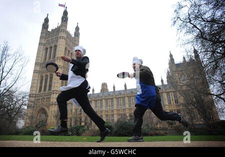 Les députés, les lords et les membres de la presse, y compris le député Tim Loughton (à gauche) et Lord Redesdale, participent aujourd'hui à la course annuelle de Pancake Rehab, qui se tiendra le mardi de Shrove devant les chambres du Parlement à Londres. Banque D'Images