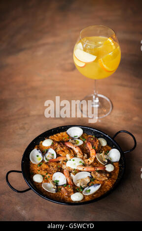 Espagnol gastronomique fruits de mer et paella riz risotto au vin blanc sangria set Banque D'Images