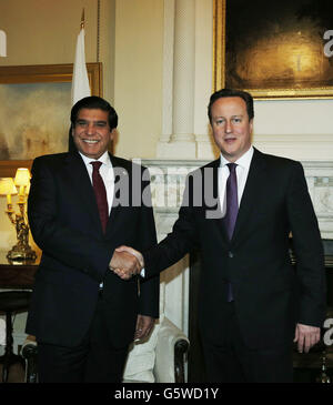 Le Premier ministre britannique David Cameron tremble les mains avec le Premier ministre pakistanais Raja Pervez Ashraf avant leur rencontre dans sa résidence officielle du 10 Downing Street, dans le centre de Londres. Banque D'Images