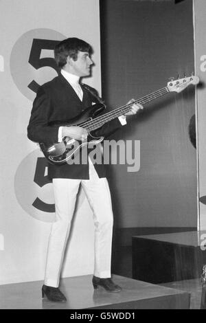 Musique - Dave Clark Five - Londres.Rick Huxley, bassiste des Dave Clark Five. Banque D'Images