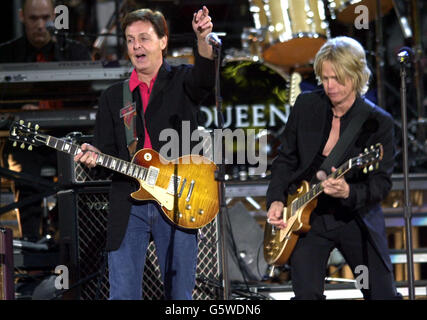 Royauté - Reine Elizabeth II Jubilé d'or.Sir Paul McCartney se présentant sur scène au concert du Jubilé d'or au Palais de Buckingham. Banque D'Images