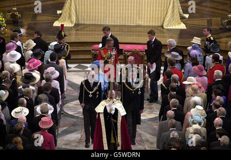 La reine Elizabeth II, le duc d'Édimbourg, le prince de Galles et les princes Wiliam et Harry quittent la cathédrale Saint-Paul, lors d'un service de Thanksgiving pour célébrer le Jubilé d'or de la reine. * elle et son mari, le duc d'Édimbourg, avaient voyagé de Buckingham Palace dans l'autocar d'État d'Or - construit pour la première fois pour le roi George III en 1762. Plus tard, après un déjeuner au Guildhall de la City de Londres, elle va assister à un défilé et un carnaval le long du Mall. Lundi soir, plus d'un million de personnes se sont rassemblés dans le centre de Londres pour entendre le concert Party in the Palace et assister à un spectacle spectaculaire Banque D'Images