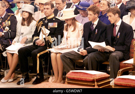 (Du G-D) la princesse Eugénie, le duc d'York, la princesse Beatrice, le prince Harry et le prince William à la cathédrale Saint-Paul pendant un service de Thanksgiving pour célébrer le Jubilé de la reine. * elle et son mari, le duc d'Édimbourg, avaient voyagé de Buckingham Palace dans l'autocar d'État d'Or - construit pour la première fois pour le roi George III en 1762. Plus tard, après un déjeuner au Guildhall de la City de Londres, elle va assister à un défilé et un carnaval le long du Mall. Lundi soir, plus d'un million de personnes se sont rassemblés dans le centre de Londres pour entendre le concert Party in the Palace et assister à un feu d'artifice spectaculaire Banque D'Images