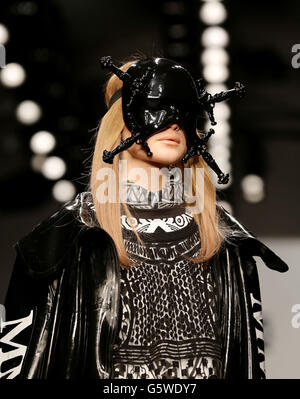 Modèles sur la passerelle pendant le spectacle KTZ automne/hiver 2013 sur la passerelle le premier jour de la semaine de la mode de Londres, Somerset House, Londres. Banque D'Images