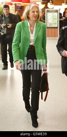 La secrétaire d'État Theresa May arrive à l'aéroport international de Southampton pour une rencontre avec la candidate parlementaire potentielle conservatrice Maria Hutchings, pendant la campagne électorale partielle à Eastleigh, dans le Hampshire. Banque D'Images