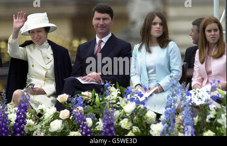 La Princesse Royale (à gauche) , son mari, le Commandant Tim Laurence, et les Princesses Eugénie et Beatrice (à droite) regardent un défilé dans le Mall dans le cadre des célébrations du Jubilé d'or de la reine Elizabeth II de Grande-Bretagne * plus tôt, la Reine s'était rendue à la cathédrale Saint-Paul pour un service d'action de grâce et avait assisté à un banquet en son honneur au Guildhall. Le défilé, qui a duré plus de trois heures, comprenait des groupes du Carnaval de Notting Hill, des membres du personnel de service volontaire, des enfants de la Compagnie de théâtre Chicken Shed, et une série de salons reflétant les cinq décennies de son règne. Banque D'Images