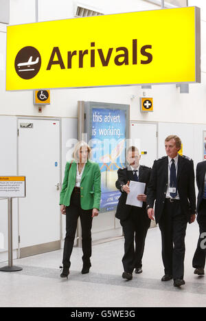 La secrétaire d'État Theresa May a rencontré des agents de l'Agence des frontières du Royaume-Uni à l'aéroport international de Southampton, où elle a rencontré la candidate parlementaire potentielle conservatrice Maria Hutchings, au cours de la campagne électorale partielle à Eastleigh, dans le Hampshire. Banque D'Images