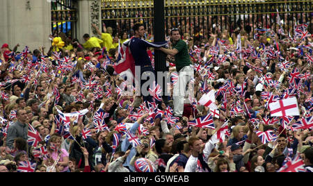 La foule regarde le survol devant le palais de Buckingham, pendant les célébrations du Jubilé d'or. Banque D'Images