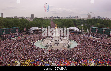 La scène depuis le toit de Buckingham Palace tandis que les foules se rassemblent pour observer le Jubilee Fly au-delà de 27 avions, y compris les flèches rouges et la Concorde, survolez le Mall pour marquer le Jubilé d'or de la Reine. C'était le plus grand vol de formation au-dessus de Londres depuis 1981. * On pense que jusqu'à un million de personnes ont été dans le centre de Londres pour la journée de célébration. Banque D'Images