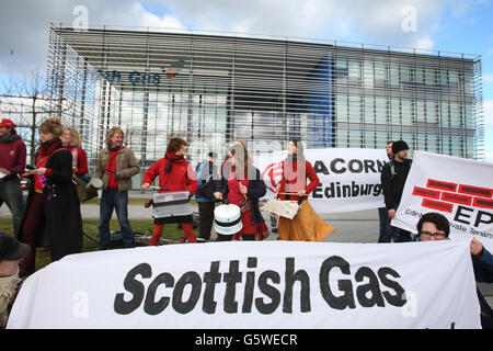 Les militants de Fuel Poverty action se réunissent à l'extérieur du siège de Scottish Gas à Édimbourg pour protester contre la hausse des bénéfices alors qu'une personne sur quatre vit dans la pauvreté énergétique. Banque D'Images
