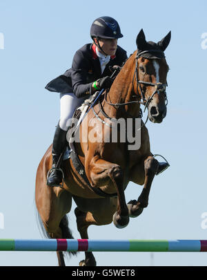 Tina Cook et STAR TÉMOIN - Phase de saut - Land Rover Burghley Horse Trials, 6 septembre 2015. Banque D'Images