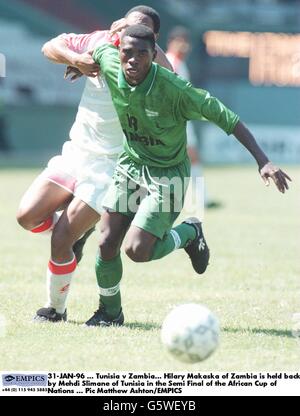 31 janvier 96, Tunisie contre Zambie.Hilary Makaska de Zambie est retenu par Mehdi Slimane de Tunisie dans la demi-finale de la coupe africaine des nations Banque D'Images