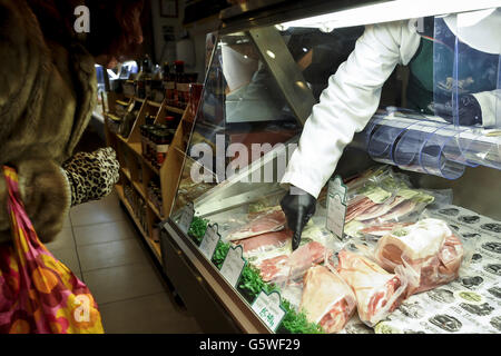 Un client reçoit des conseils sur diverses viandes emballées à vide au comptoir de la ferme biologique Sheeproud de Bristol. Banque D'Images