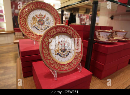 Souvenirs pour célébrer le 60e anniversaire du Coronation exposés dans le Buckingham Palace Shop, dans le centre de Londres. Banque D'Images