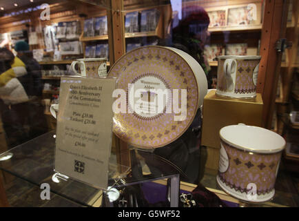 Souvenirs pour célébrer le 60e anniversaire du Coronation exposés dans le Buckingham Palace Shop, dans le centre de Londres. Banque D'Images