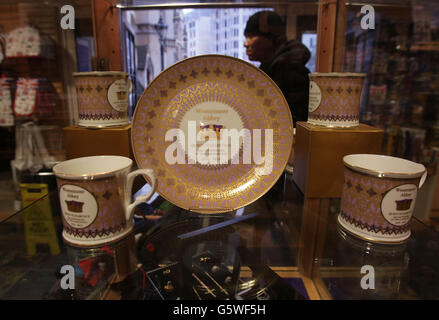 Souvenirs pour célébrer le 60e anniversaire du Coronation exposés dans le Buckingham Palace Shop, dans le centre de Londres. Banque D'Images