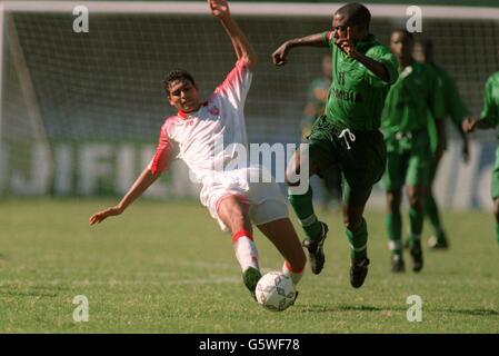 31 JANVIER 96. Tunisie contre Zambie. Le capitaine de la Zambie, Kalusha Bwalya, est attaqué par Soufiane Fekih, de Tunisie, dans les demi-finales de la coupe africaine des nations Banque D'Images