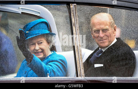 La reine Elizabeth II de Grande-Bretagne, accompagnée du duc d'Édimbourg, se défait devant la foule alors qu'elle part en voiture après avoir assisté au service de l'église de l'Assemblée générale à la cathédrale Saint-Giles d'Édimbourg, dans le cadre des célébrations du Jubilé d'or. Banque D'Images