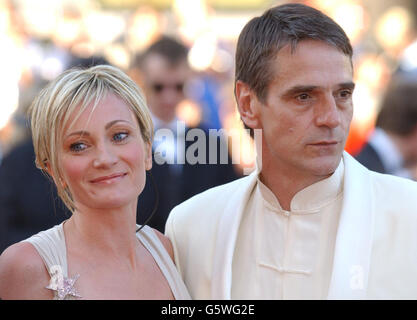 L'acteur britannique Jeremy Irons et la chanteuse et actrice française Patricia Kaas arrivent au Palais des Festival pour la cérémonie de clôture du 55e Festival de Cannes. Banque D'Images