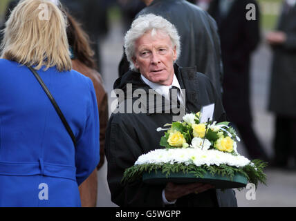 Les amateurs de funérailles de Reg Presley, le préhomme de Troggs, ont eu lieu au crématorium de Basingstoke, dans le Hampshire. Presley, 71 ans, était le chanteur du groupe rock des années 60 qui a marqué un succès mondial avec Wild Thing. L'ancien calque de briques est mort dans sa ville natale d'Andover, Hampshire, février 4 entourée de sa famille. Il avait annoncé sa retraite de la musique il y a un an après avoir été diagnostiqué avec un cancer du poumon. Banque D'Images