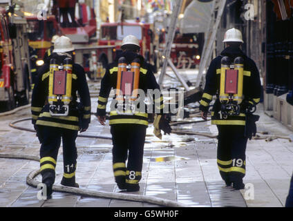 Les pompiers avec les réservoirs d'air Banque D'Images