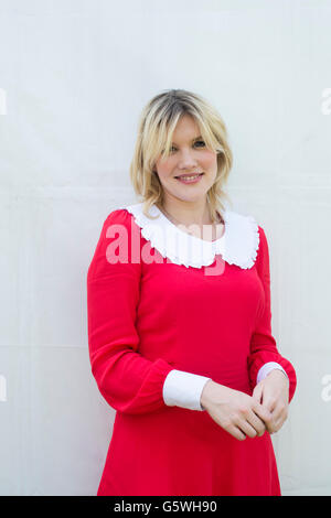 Emerald Fennell, romancière, actrice et auteur. Surtout connue pour son rôle de l'infirmière dans le montage de Patsy BBC séries dramatiques, appelez la sage-femme. Le Hay Festival de la littérature et les arts, Hay-on-Wye, Powys, Pays de Galles, Royaume-Uni, Dimanche 05 Juin 2016 Banque D'Images