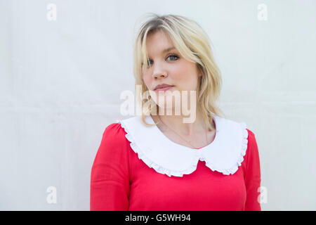 Emerald Fennell, romancière, actrice et auteur. Surtout connue pour son rôle de l'infirmière dans le montage de Patsy BBC séries dramatiques, appelez la sage-femme. Le Hay Festival de la littérature et les arts, Hay-on-Wye, Powys, Pays de Galles, Royaume-Uni, Dimanche 05 Juin 2016 Banque D'Images
