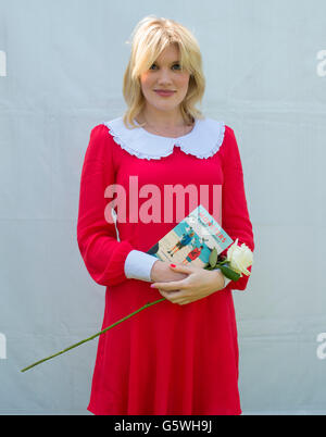 Emerald Fennell, romancière, actrice et auteur. Surtout connue pour son rôle de l'infirmière dans le montage de Patsy BBC séries dramatiques, appelez la sage-femme. Le Hay Festival de la littérature et les arts, Hay-on-Wye, Powys, Pays de Galles, Royaume-Uni, Dimanche 05 Juin 2016 Banque D'Images
