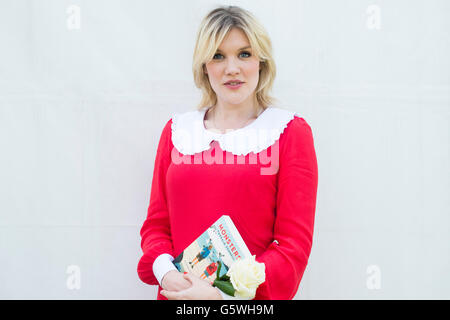 Emerald Fennell, romancière, actrice et auteur. Surtout connue pour son rôle de l'infirmière dans le montage de Patsy BBC séries dramatiques, appelez la sage-femme. Le Hay Festival de la littérature et les arts, Hay-on-Wye, Powys, Pays de Galles, Royaume-Uni, Dimanche 05 Juin 2016 Banque D'Images