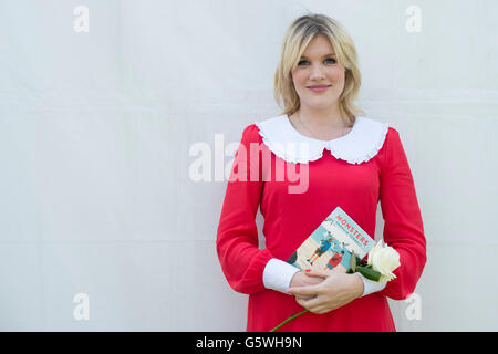 Emerald Fennell, romancière, actrice et auteur. Surtout connue pour son rôle de l'infirmière dans le montage de Patsy BBC séries dramatiques, appelez la sage-femme. Le Hay Festival de la littérature et les arts, Hay-on-Wye, Powys, Pays de Galles, Royaume-Uni, Dimanche 05 Juin 2016 Banque D'Images