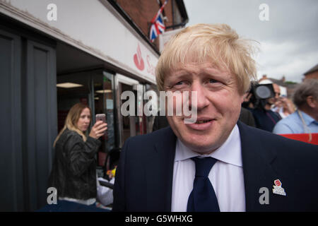 Boris Johnson répond aux supporters lors d'un rassemblement à Ashby De La Zouch, Leicestershire, où il faisait campagne pour le compte de quitter avant de voter pour un Référendum de jeudi. Banque D'Images